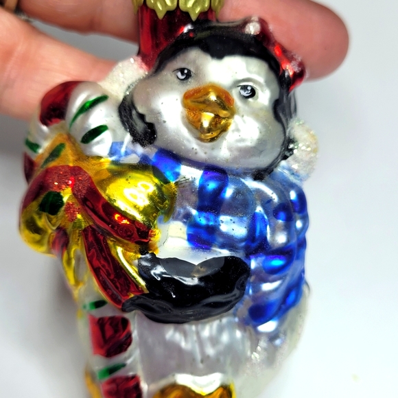 Vintage 2003 ornament glass penguin With present - Picture 1 of 10